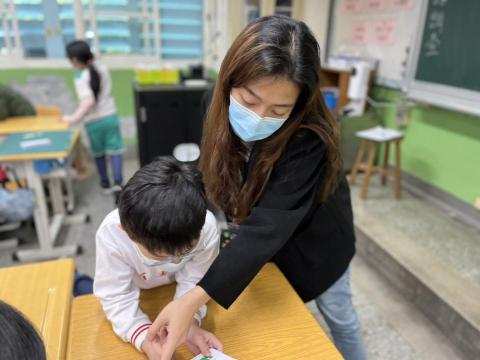 潘靜怡 - 切身並且細心指導須加強練習之處，注重學習歷程並鼓勵孩童對於知識的追求更上層樓層樓