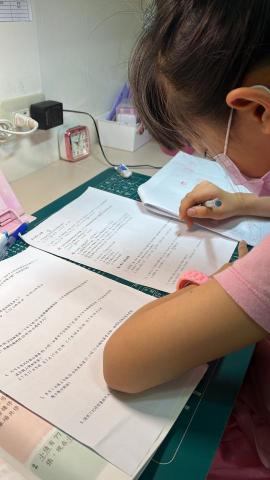 潘靜怡 - 數學教學，考前將每一單元易錯易混淆的題型條例，進行總複習。擅長解決學生易在考試時計算錯誤、題意閱讀有誤等問題