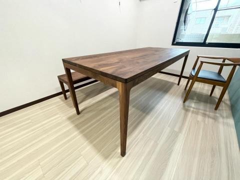 必達運輸 - 一體成形實木餐桌 
