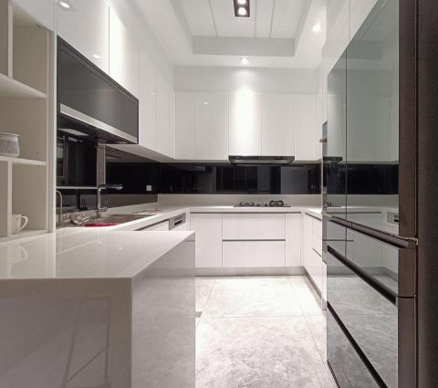 群展室內空間設計 - 4.5坪大的空間營造出超大的廚房造型 細膩淨白出眾