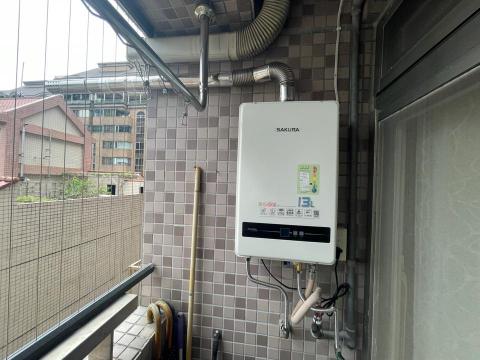 林詠承 - 拉電按裝插座盒、熱水器及排氣管按裝完成照