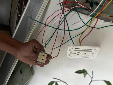 劉先生 - 電線插座更換