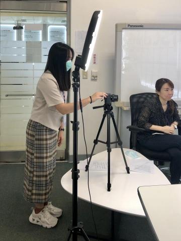 張妤菡 - 拍攝LinkedIn訪談影片
