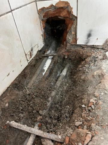 雅銳-全國水管漏水不用打牆壁-水管抓漏補漏止漏 - 我們不用打牆壁
你看看水電師傅打成這樣 漏水點也沒抓到
只好叫我們來修補