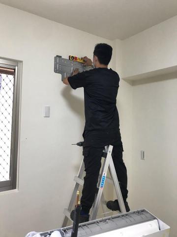 磐峰企業社 - 分離式冷氣，室內機背板安裝作業