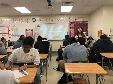 Chiang Yu Rung - 在美國休士頓某高中進行教學