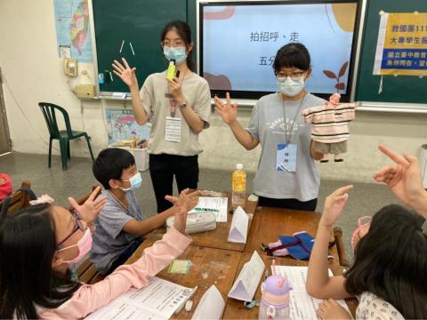 黃沛盈 - 擔任營隊課程老師