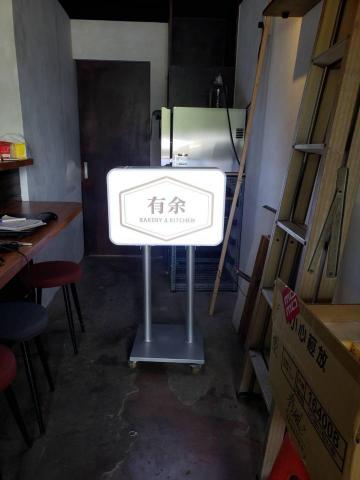 祁飛廣告 - 吸塑燈箱是一種常見的標識產品,其外形有方形、圓形和異形(其它幾何形狀)等。它可廣泛運用於連鎖店、各大型商場、超市、銀行金融機構、路標、各個店鋪門面、銀行網點、城市街道的路桿等場所。 吸塑燈箱的3個特點: 1、顏色亮麗醒目,有良好的視覺效果,內容表現效果持久。 2、耐候性好,防雨防火防腐蝕,不易變形、褪色。 3、綠色環保,採用的是壓克力材料,可循環利用,所以亞克力吸塑燈箱是一個不錯的選擇。 祁飛廣告 - 吸塑燈箱是一種常見的標識產品,其外形有方形、圓形和異形(其它幾何形狀)等。它可廣泛運用於連鎖店、各大型商場、超市、銀行金融機構、路標、各個店鋪門面、銀行網點、城市街道的路桿等場所。 吸塑燈箱的3個特點: 1、顏色亮麗醒目,有良好的視覺效果,內容表現效果持久。 2、耐候性好,防雨防火防腐蝕,不易變形、褪色。 3、綠色環保,採用的是壓克力材料,可循環利用,所以亞克力吸塑燈箱是一個不錯的選擇。