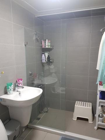 嘉福宅修、居家翻修、衛浴翻修 - 簡單半遮式乾濕分離，背後多少施工細項，拆除，擋水樁水平安裝（上膠）隔日安裝玻璃，貼防爆貼。