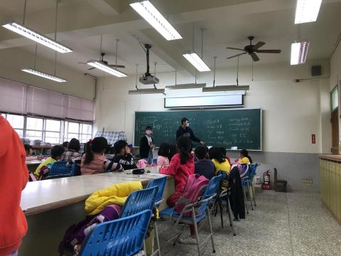 陳心怡 - 到國小陪小孩寫作業和教英文單字
