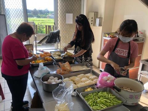 jassie迦孫 - 為育幼院孩子準備食物，看到他們笑容一切辛苦都值得