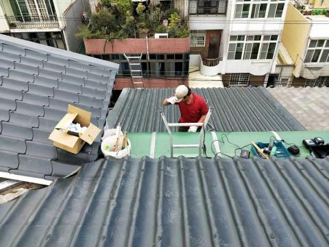 竹東宜安居企業社 - 新竹市香山區民宅屋頂更換防漏工程（施工中）