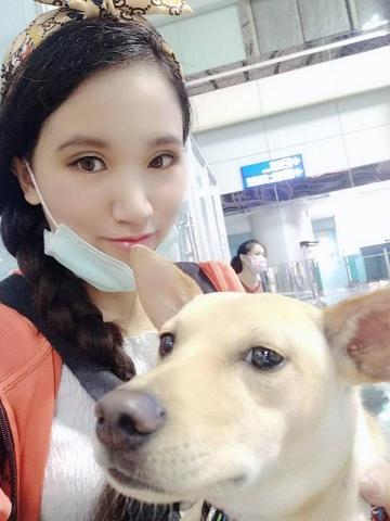jassie迦孫 - 愛心志工，帶狗狗出國認養，外國朋友想要認養狗狗，來台灣挑選到喜歡的狗狗，挑選討論後，我們送各個狗狗到他的新家