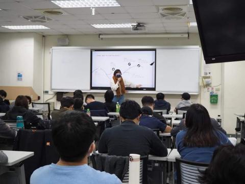 ilaS/伊菈思 - 2021年龍華科技大學「間諜 背骨 大使 我是誰」講座分享