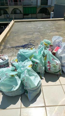 銓興油漆工程行 - 舊宅屋頂沒有任何防水
經屋主與我聯繫後，舊磁磚打掉地板底層重新上防水彈泥。