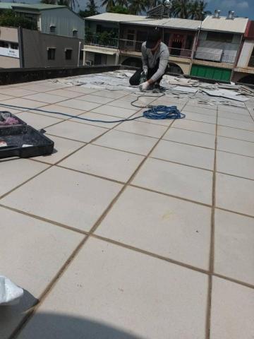 銓興油漆工程行 - 舊磁磚剔除。