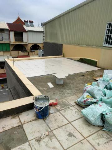 銓興油漆工程行 - 防水彈泥塗料後、開始覆貼新磁磚施工。