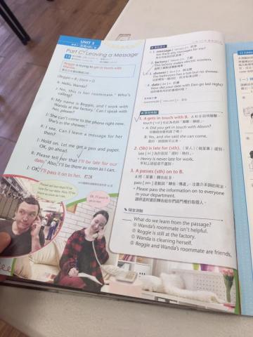 黃奕婷 - 這是我在補習班教學國小5～6年級的英文雜誌朗讀及翻譯文章