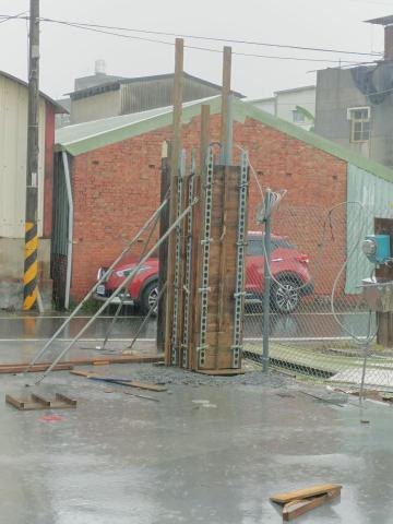 騰達工程 - 門柱板模組立