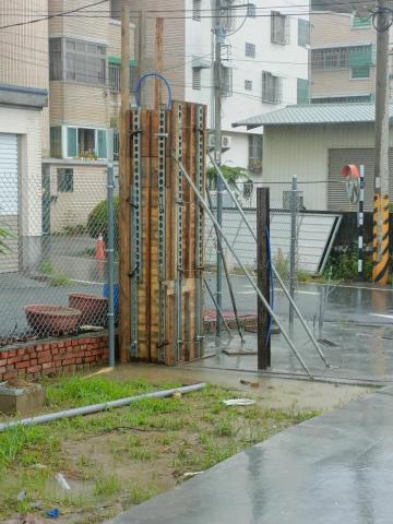 騰達工程 - 門柱板模組立