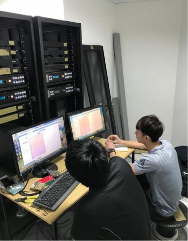 點亮您的家的柴柴師傅 - 機房室內操作、有冷氣吹喔