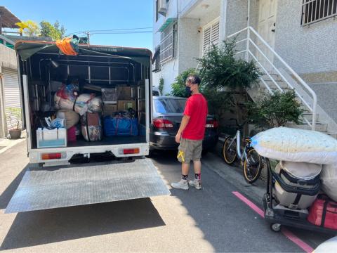 大叔阿漢貨運行 - 搬家物品下車中