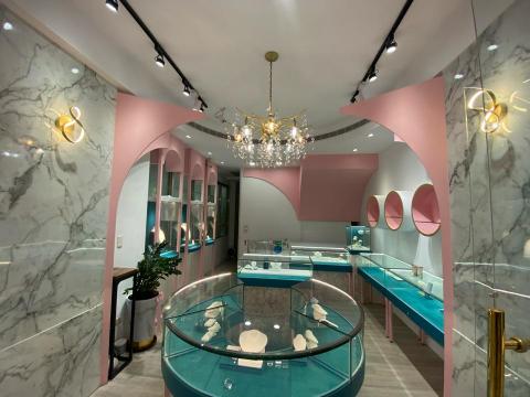 點亮您的家的柴柴師傅 - 更換完全新水晶吊燈以後、店內高級感及氣氛非常優雅時尚?