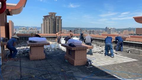 勇明建材行 - 頂樓防水隔熱磚打除