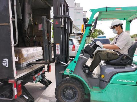 （盧小小）貨運 搬家 回頭車 - 使用堆高機上下貨