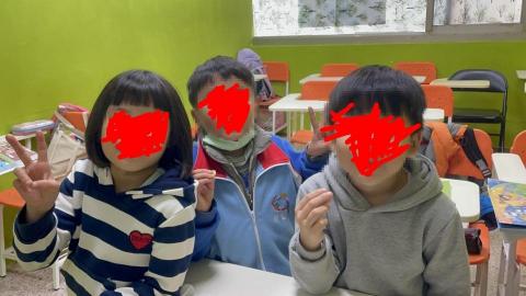 Jimmy吉米 - 孩子們課堂休息時間合照-年紀:小學一年級