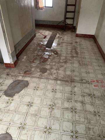 鑫潔能環保清潔實業有限公司 - 案例三
地板磁磚剃除見底(施工前