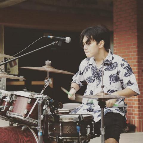 林育葦 - 擔任鼓手