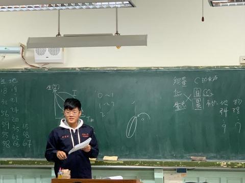 林宸瑋 - 就讀台南一中時，我常常會幫助大家解題；
無論簡易或是困難，我試著找到深淺合宜的切入點，解開問題。