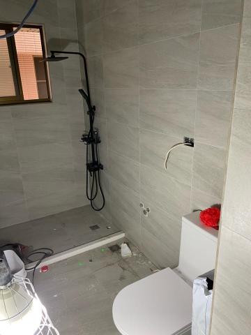 保力工程行 - 衛浴設備安裝中