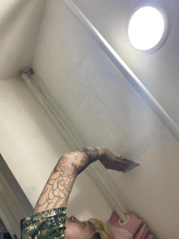 小劉 - 天花板牆面修補施作中