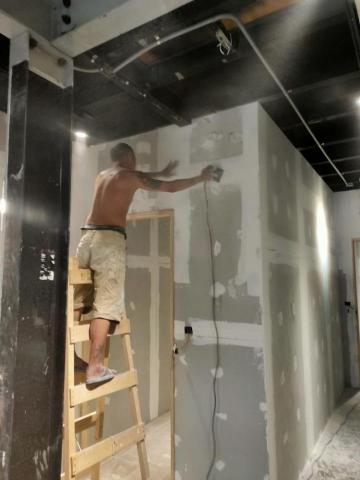 銓興油漆工程行 - 師傅們用心研磨