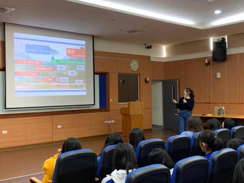 Sylvia Li - 於大直高中完成高中歷史科教學實習,可提供高中歷史科專業輔導服務。 Sylvia Li - 於大直高中完成高中歷史科教學實習,可提供高中歷史科專業輔導服務。