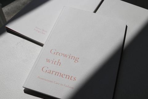 Yi-Jing Chen - 論文封面設計與裝幀