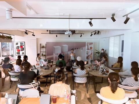 Mobidouer【墊上私人教練】(前創文果、安靜種子) - Matilda 立婷老師
【THREE 美妝保養VIP 宣傳活動】
純天然有機精油臉部和眼部的護膚
加上
Matilda 老師簡易舒緩的【椅子筋膜伸展瑜珈】
空間中滿滿放鬆的精油味道和輕柔的心情❤️
東方美集團來自日本的THREE 品牌 Mobidouer【墊上私人教練】(前創文果、安靜種子) - Matilda 立婷老師
【THREE 美妝保養VIP 宣傳活動】
純天然有機精油臉部和眼部的護膚
加上
Matilda 老師簡易舒緩的【椅子筋膜伸展瑜珈】
空間中滿滿放鬆的精油味道和輕柔的心情❤️
東方美集團來自日本的THREE 品牌