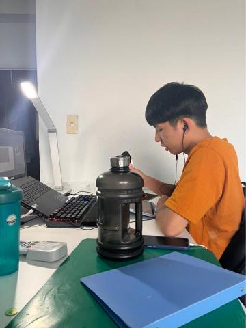 鄭逸祥 - 線上教學側拍