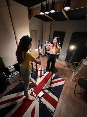 歌唱/鋼琴老師-王沛馨 - 指導學員在錄音室錄製原創歌曲