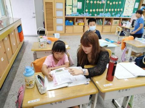 李翊萱 - 此張圖片為擔任國小課輔老師