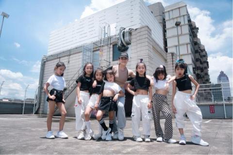 Lenna C - 洛陽停車場拍攝MV Lenna C - 洛陽停車場拍攝MV