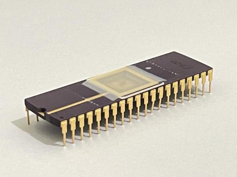 林庭佑 - 若學生未來想做IC，本人可以以自身範例讓學生對IC有進一步的認識

此為大學專題題目，使用Current-mode-control方式實現Buck converter，進行dc-to-dc降壓，整體電路架構是先經過hspice進行模擬，在使用Laker進行layout，經過calibre驗證，驗證DRC、LVS後，最後再進行Post-sim，其結果驗證與hspice前模擬無誤，成功使得晶片下線。
