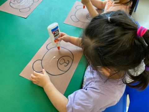 賴映君 - 帶著孩子做作品
我們使用紙巾做出一隻小熊喔