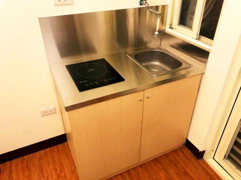 億達鈦工程有限公司 - 原桌面為木作，潮濕爛掉，以不鏽鋼板包覆桌面