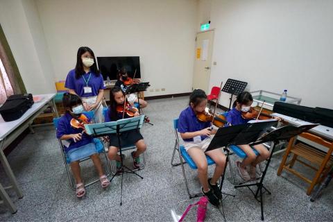 佩宸老師/鋼琴、小提、中提教學/線上教學 - 弦樂團分部練習