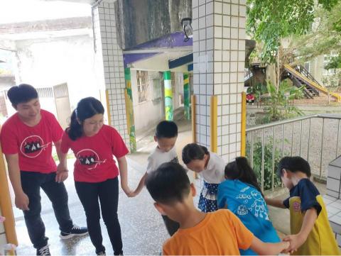 佩宸老師/鋼琴、小提、中提教學/線上教學 - 偏鄉國小課程教學（暑期營）