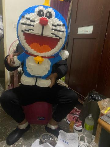 洪欣儀 - 這個是70公分有四公斤樂高積木組裝