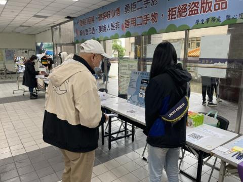 王韻淳 - 學校曉風學院的成果展(背影為我)
曉風學院是學校認證在系上有前三名的學生才能加入的學院，並且花一年時間與同組做出大數據專題並成功發表